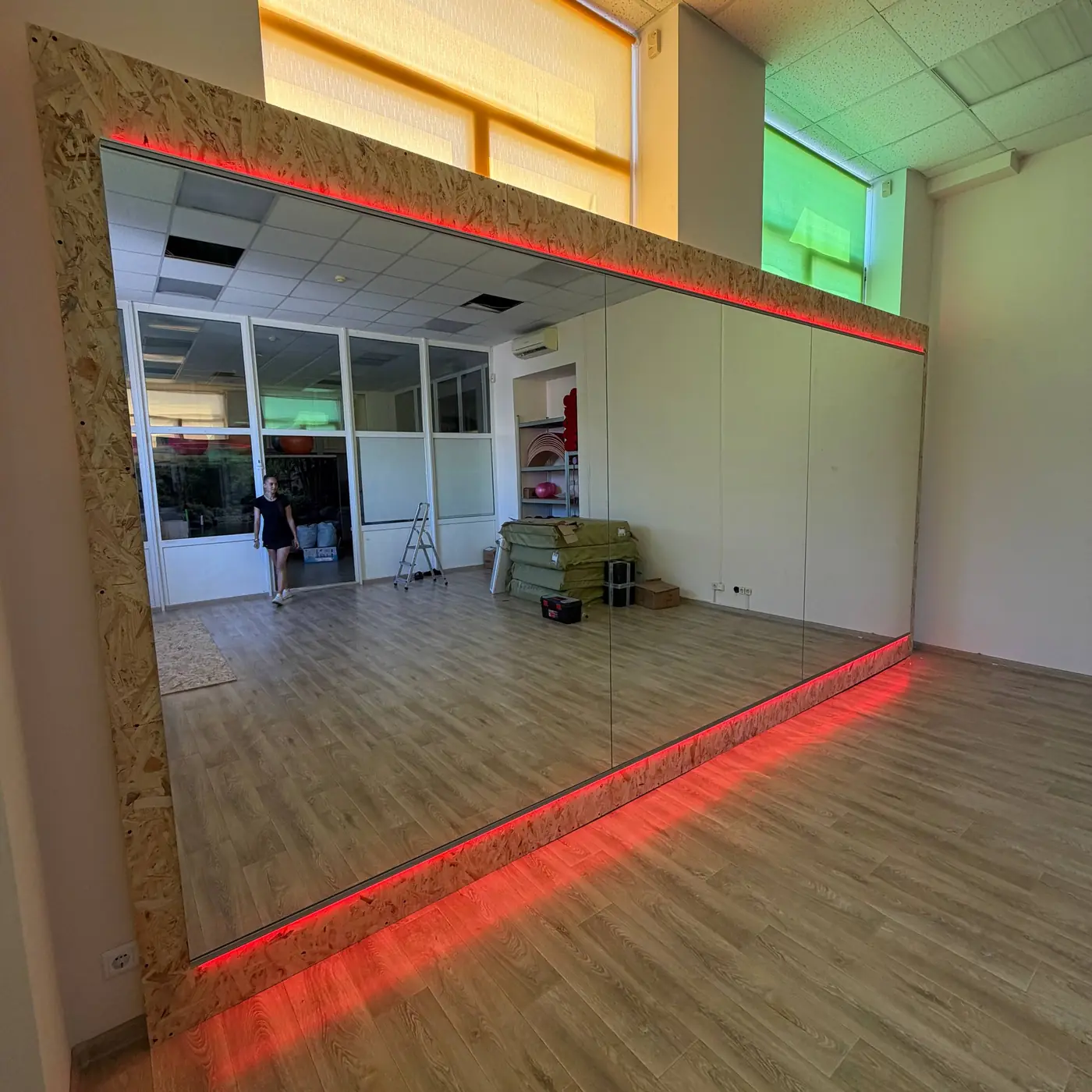 Великоформатне дзеркало з LED